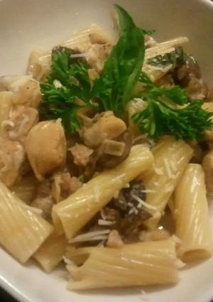 A picture of Chicken and sausage rigatoni.
