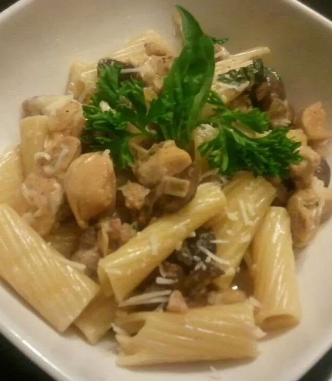A picture of Chicken and sausage rigatoni.