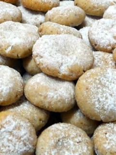 A picture of Noor's Almond Cookies.