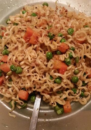 A picture of Fast simple Ramen veggie meal.