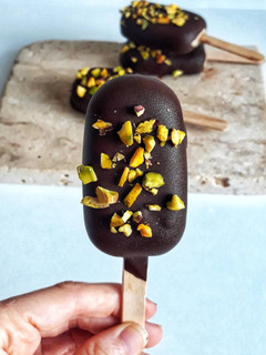 Una foto de 🍦HELADO DE PISTACHO Y CARAMELO SALUDABLE🍦