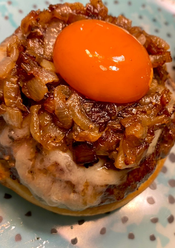 Una foto de Burger con queso trufado, yema curada y mermelada de jalapeño