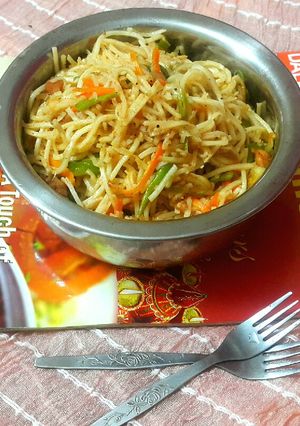 A picture of Chicken and veg hakka noodles-Indochinese.