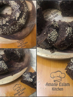 صورة لوصفة كيكة شوكولاتة بالطحينة والسمسم 🍫