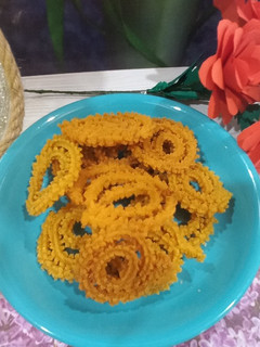 ચકરી (Chakri Recipe In Gujarati) રેસીપી મુખ્ય ફોટો