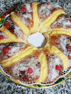 Una foto de Roscón de anís con crema pastelera