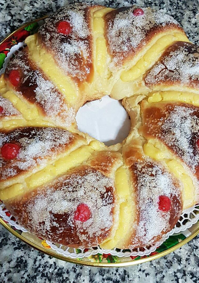 Una foto de Roscón de anís con crema pastelera