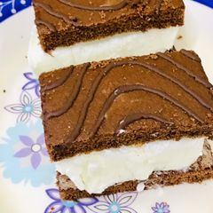 Frozen yoghurt chocolate cake bars A picture of Frozen yoghurt chocolate cake bars.