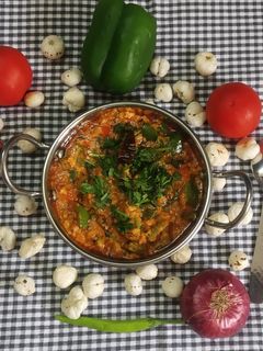 કેપ્સિકમ મખાના સબ્જી (Capsicum Makhana Sabji Recipe In Gujarati) રેસીપી મુખ્ય ફોટો