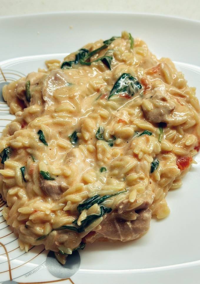 Паста орзо (рісіні) з куркою у вершковому соусі зі шпинатом🥬