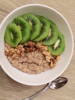 Una foto de Bol de avena con kiwi y nueces