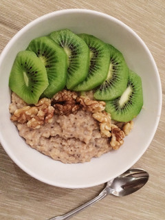 Una foto de Bol de avena con kiwi y nueces