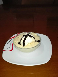 Una foto de Mousse de turrón con helado de vainilla