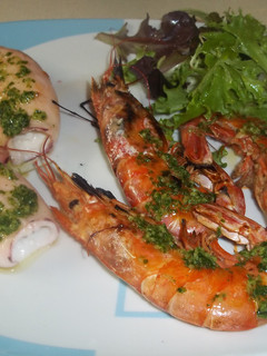 Una foto de Calamares y gambones plancha