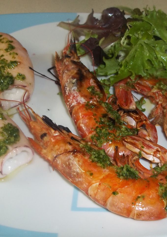 Una foto de Calamares y gambones plancha