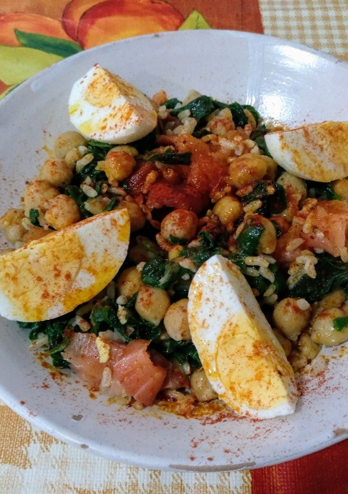 Una foto de Arroz integral con garbanzos, espinacas, salmón ahumado y huevo duro