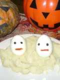 Fantasmas de Halloween con huevos duros