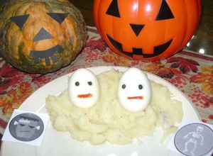 Una foto de Fantasmas de Halloween con huevos duros