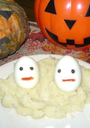 Una foto de Fantasmas de Halloween con huevos duros