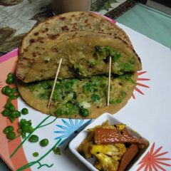 A picture of Matar stuff paratha.