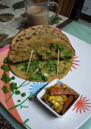 A picture of Matar stuff paratha.