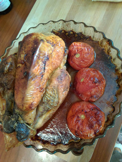 Una foto de Pularda y tomates al horno