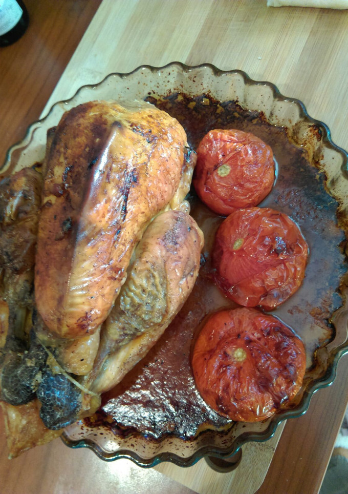 Una foto de Pularda y tomates al horno