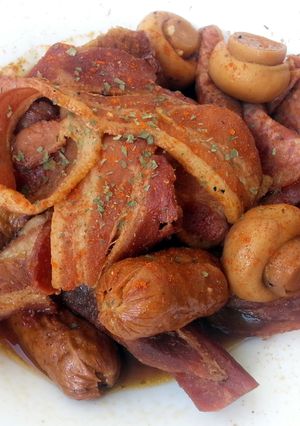 A picture of LG SPICY MEAT AND MUSHROOM ( ALL IN A POT ).