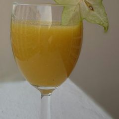 A picture of Apple And Star Fruit Juice.