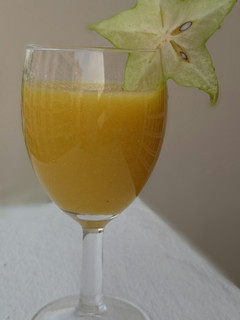 A picture of Apple And Star Fruit Juice.