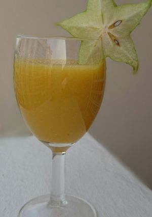 A picture of Apple And Star Fruit Juice.