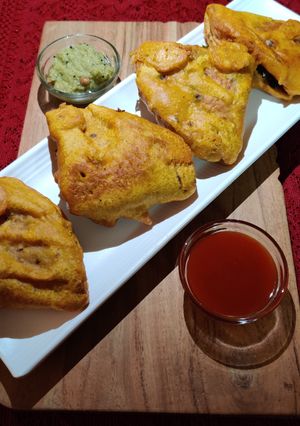 A picture of Stuffed Leftover Roti Pakoras.