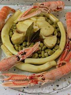 Una foto de Habas con chocos, cazón y cigalas cocidas