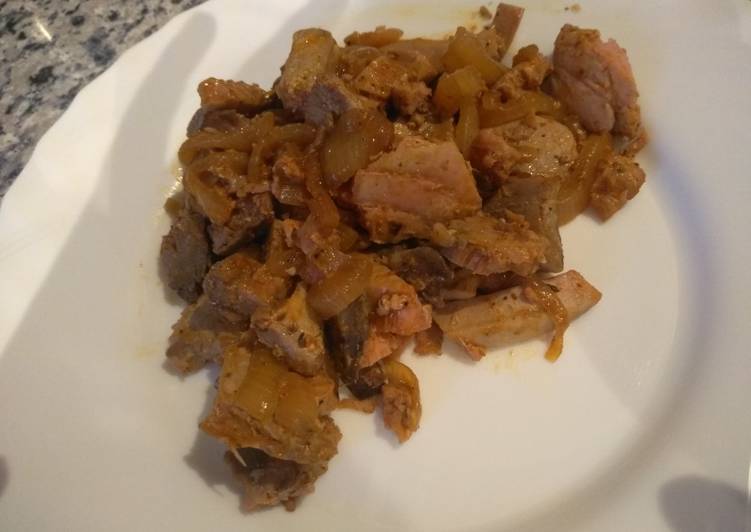 Atún rojo encebollado