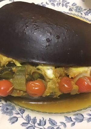 Une photo de Aubergines farcies épinards courgettes tomates cerises et mozzarella