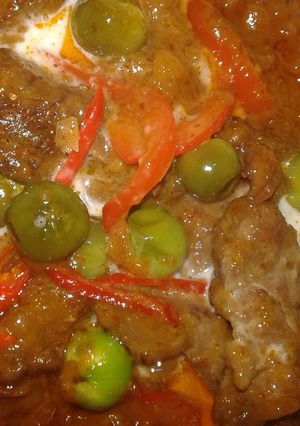 A picture of Panang beef or beef in red curry peanuts sauce.