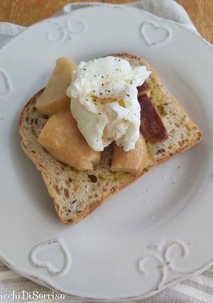 Foto di Uova in camicia con funghi porcini e sale al tartufo