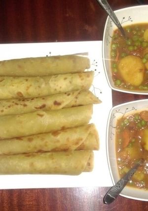 A picture of Peas and potato stew served with chapati.