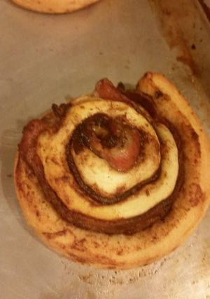 A picture of Bacon cinnamon buns.