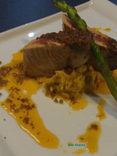 Una foto de Atún a la plancha con puré de batata