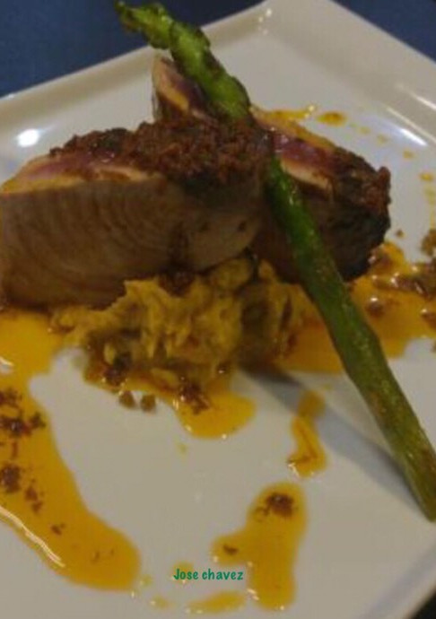 Una foto de Atún a la plancha con puré de batata
