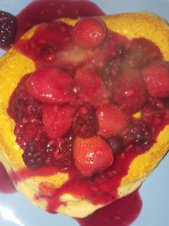 Una foto de Hot cakes con fruta