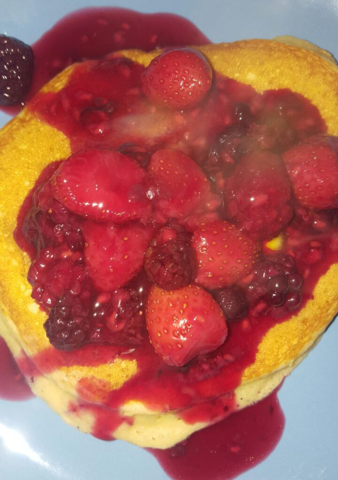 Una foto de Hot cakes con fruta