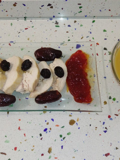 Una foto de Pechuga de pollo con crema de verduras y frutos secos