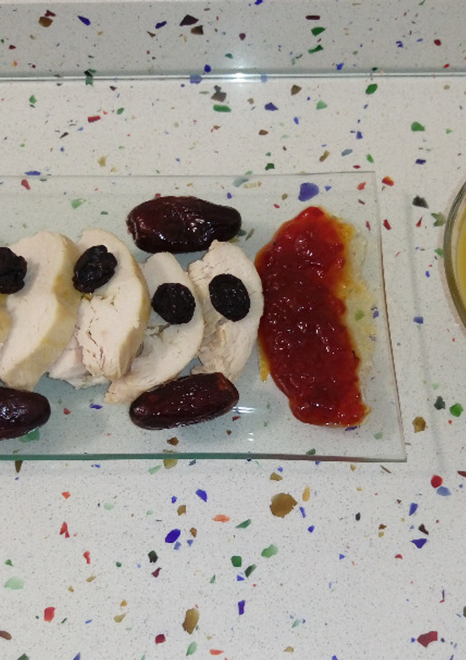 Una foto de Pechuga de pollo con crema de verduras y frutos secos