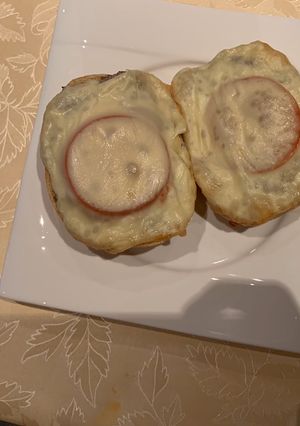 Hình của món Gegrillte MettbrötchenBánh mì nướng.