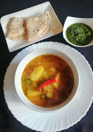 A picture of Potato and peas curry.