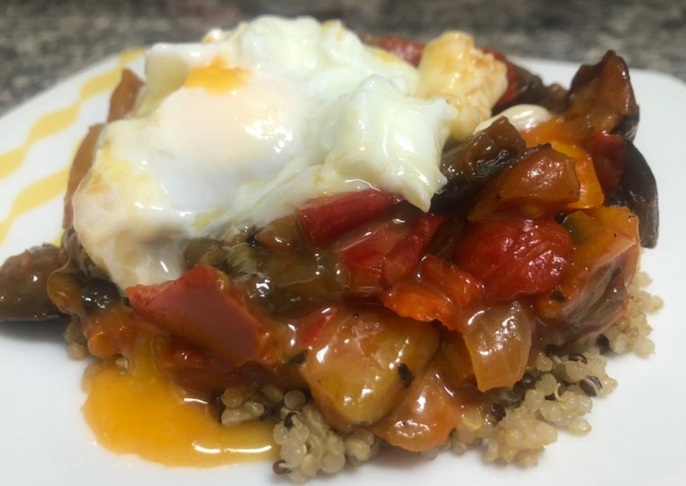 Quinoa con pisto y huevo poché
