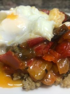 Una foto de Quinoa con pisto y huevo poché
