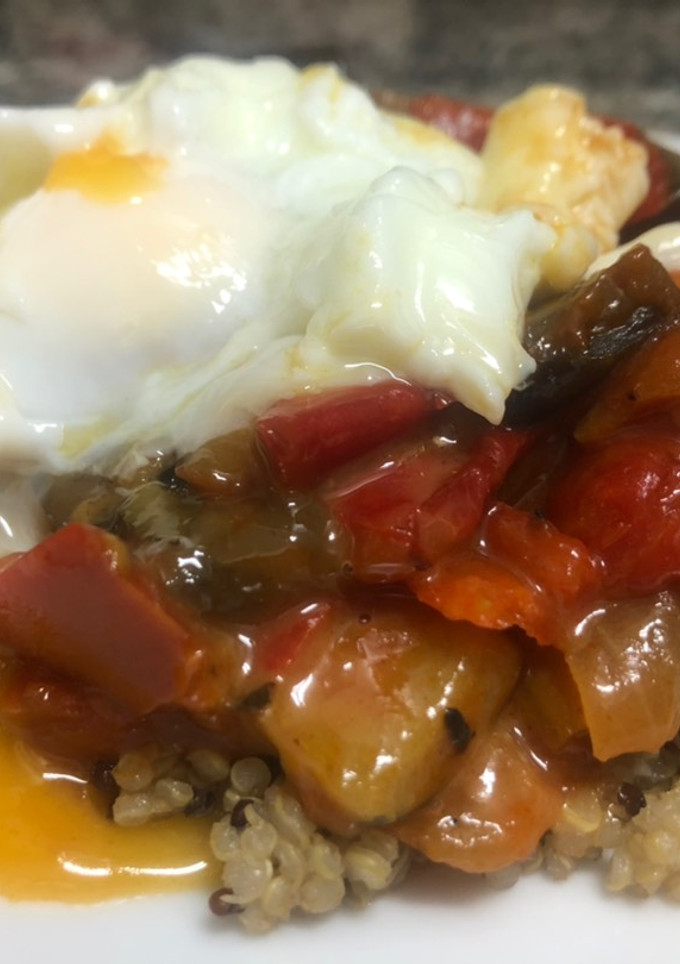 Una foto de Quinoa con pisto y huevo poché